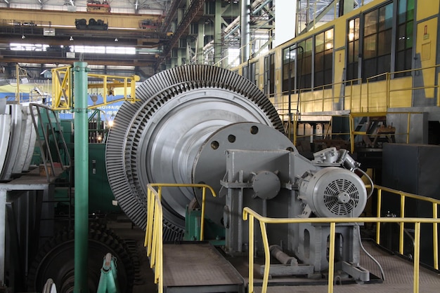 Fabrication de turbines à eau L'énorme machine de production de turbines De grandes parties de l'usine