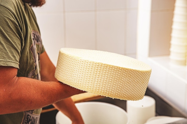 Fabriquer du fromage de manière traditionnelle