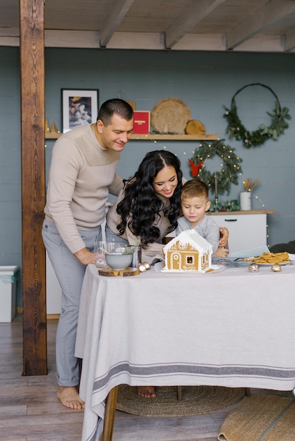 Fabriquer une maison de gingembre de Noël en famille