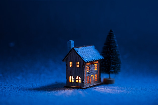 Fabuleuse petite maison dans la neige la nuit