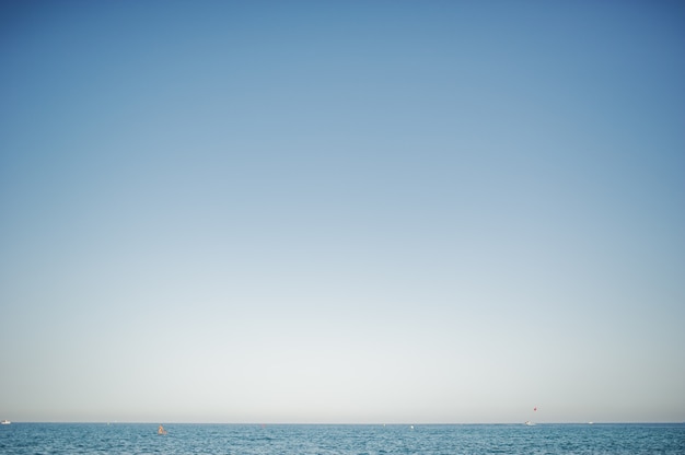 Fabuleuse photo de mer turquoise bleu calme.