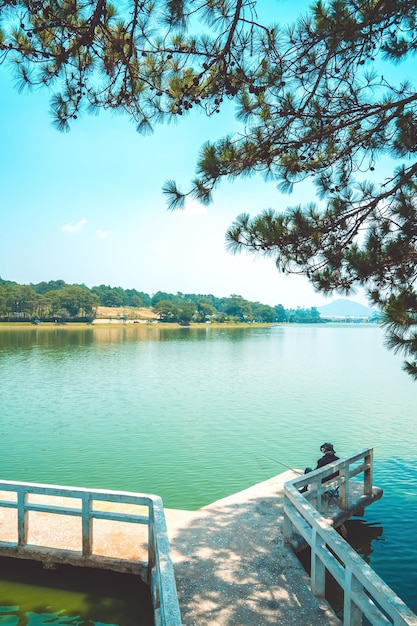 Fabuleux lever de soleil par le lac Xuan Huong dans le centre de la ville de Da Lat Lam Dong Province Vietnam Ce lac artificiel dans le centre-ville est un lieu de prédilection pour les touristes et les habitants pour la marche