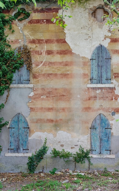 La façade d'un ancien bâtiment coloré