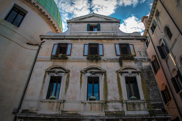 Façade d'un ancien bâtiment italien en gros plan.