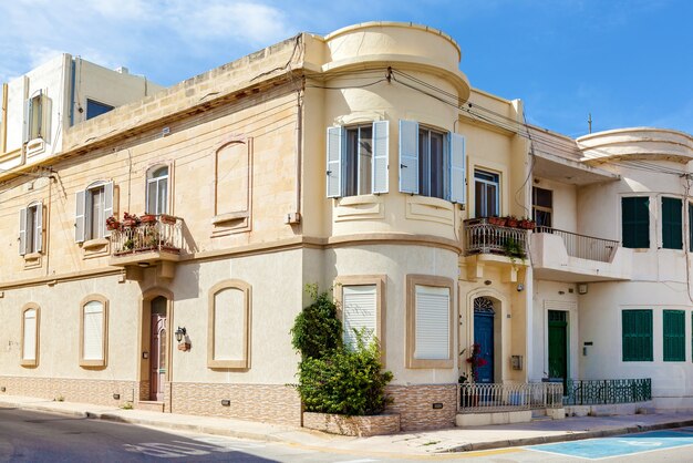 La façade d'un ancien bâtiment de style baroque avec différents éléments de finition.