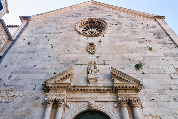 Façade de l'ancienne église d'Omis, Dalmatie, Croatie