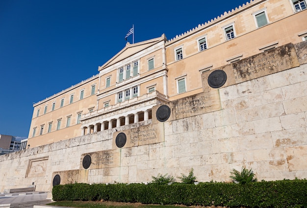 La façade avant de l'actuel bâtiment du Parlement hellénique, l'ancien palais royal