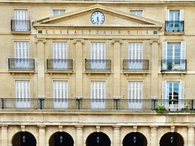 Photo façade avant du bureau de l'institution publique d'euskaltzaindia de la langue basque signifie académie de langue basque à bilbao pays basque espagne concept de style architectural néoclassique