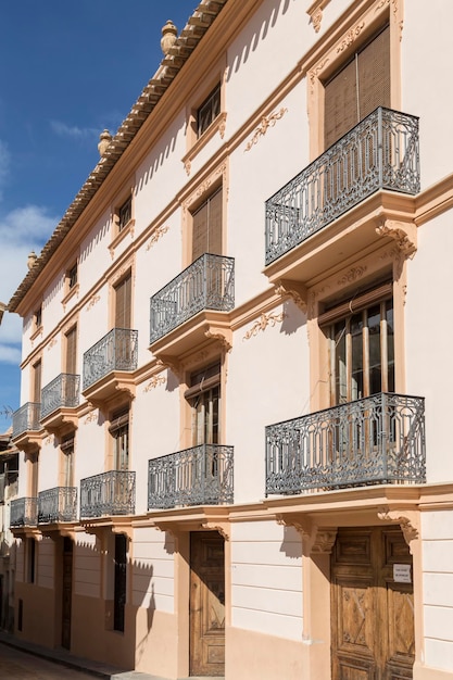 Façade avec balcons à Rubielos de Mora Castellon Espagne