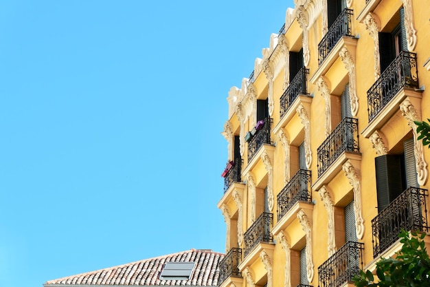 Façade baroque chic du centre-ville de Madrid Espagne mur jaune vif et ciel bleu vif