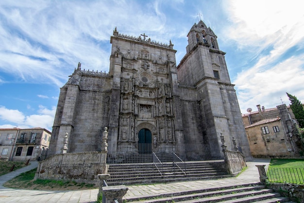 Façade de la basilique Saint Mary the Bigger et de l'église de style plateresque à Pontevedra Espagne