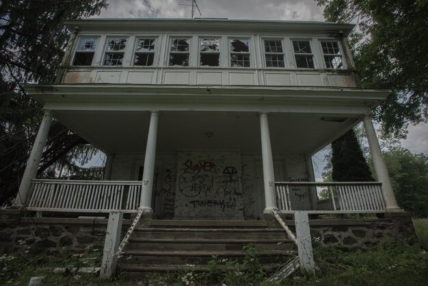 Photo façade d'un bâtiment abandonné