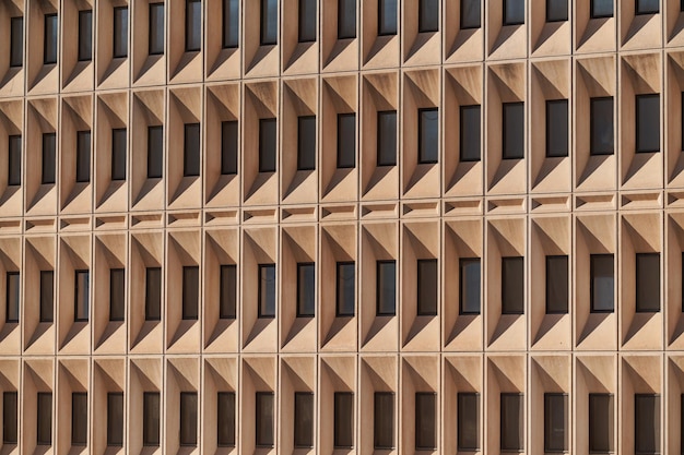 Façade de bâtiment en béton avec fenêtres surélevées