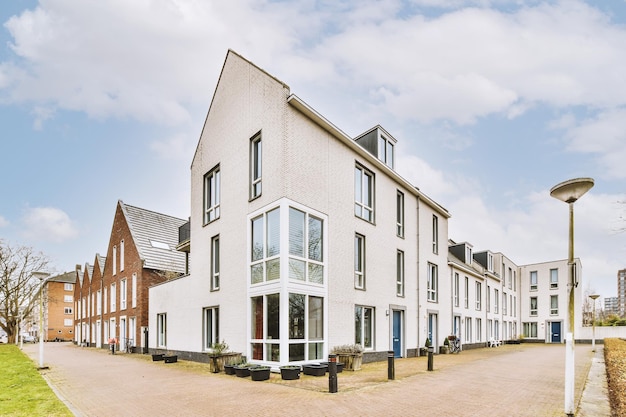 La façade d'un bâtiment en brique avec porte en bois