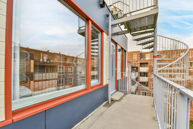 La façade d'un bâtiment en brique avec porte en bois