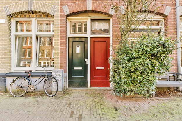 La façade d'un bâtiment en brique avec porte en bois