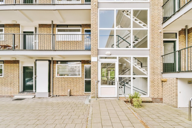 La façade d'un bâtiment en brique avec porte en bois