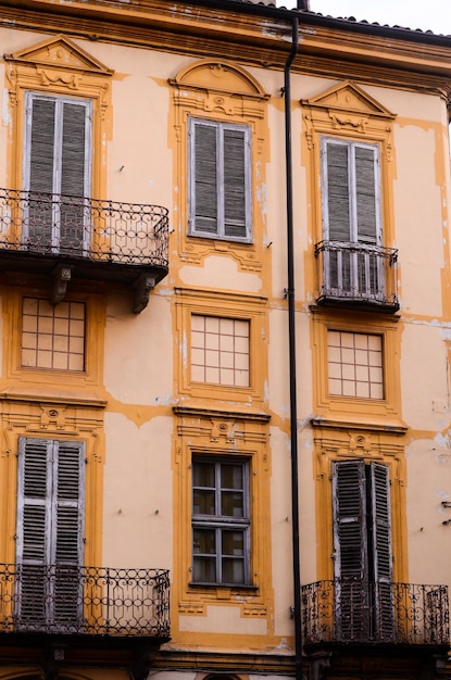 Façade de bâtiment avec des fenêtres