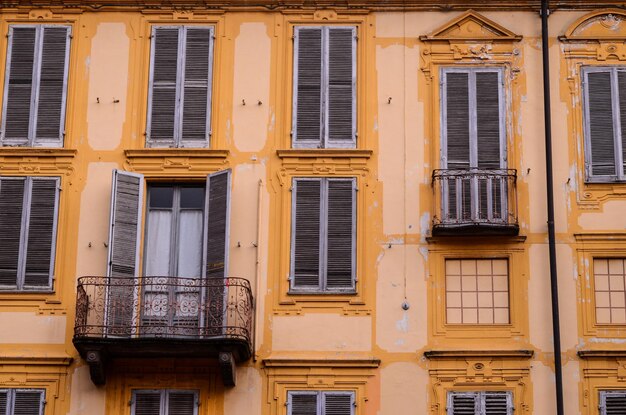 Façade de bâtiment avec des fenêtres