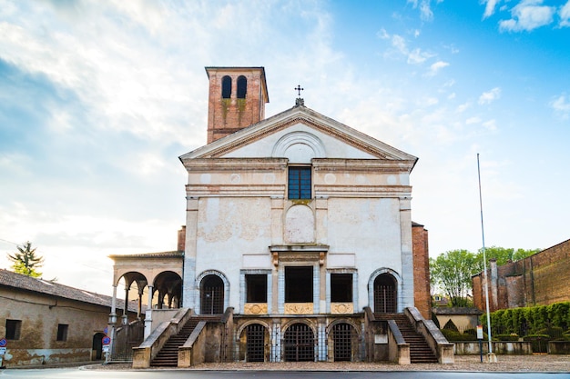 Façade d'un bâtiment historique contre le ciel