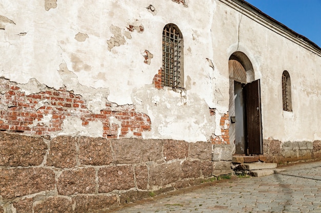 Façade De Bâtiment Minable Avec Porte Et Fenêtre Ouvertes. Ancien Bâtiment Historique.