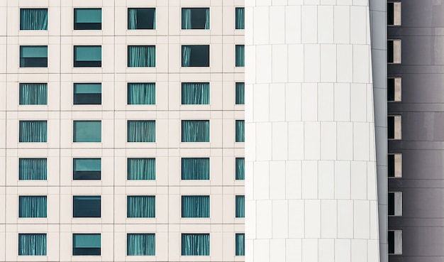 Façade de bâtiment moderne avec verre de fenêtre et revêtement en fer blanc, peau de bâtiment.