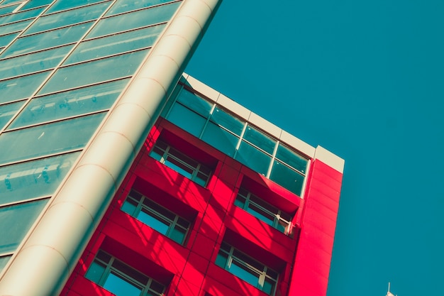 Façade de bâtiment de morceau avec les murs rouges dans le style du mod de pointe contre le ciel