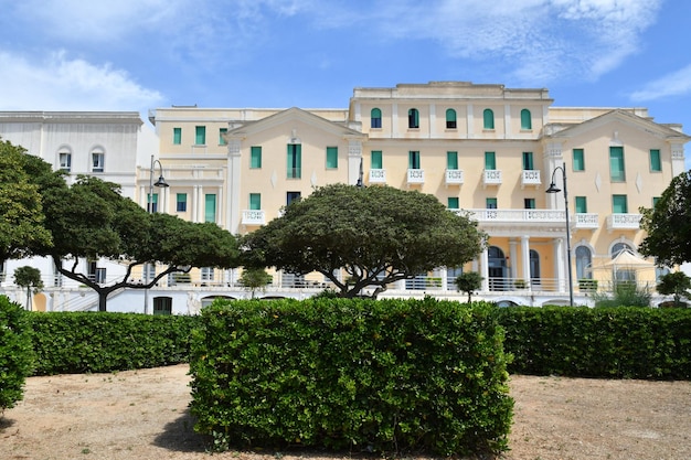 Photo la façade d'un bâtiment à santa cesarea terme, un village apulien en italie