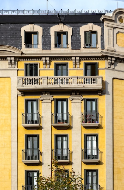 Façade de bâtiment typique avec balcons à Barcelone, Espagne