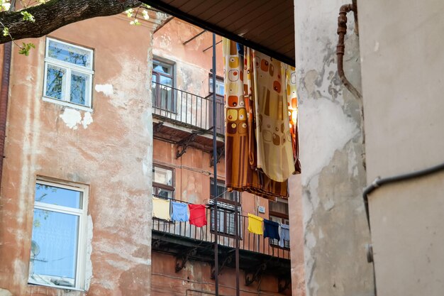 Façade de bâtiments résidentiels avec balcons à Lviv, en Ukraine