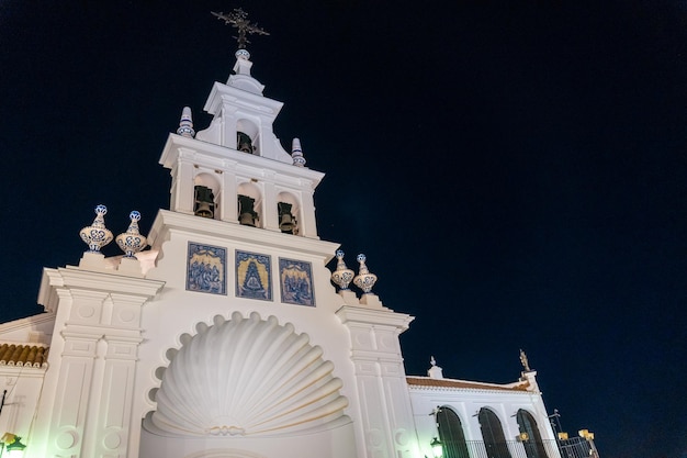 Façade blanche du sanctuaire de Rocio dans la fiesta del rocio la nuit Huelva Andalousie