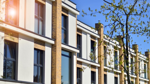 Façade blanche moderne d'un bâtiment résidentiel avec de grandes fenêtres