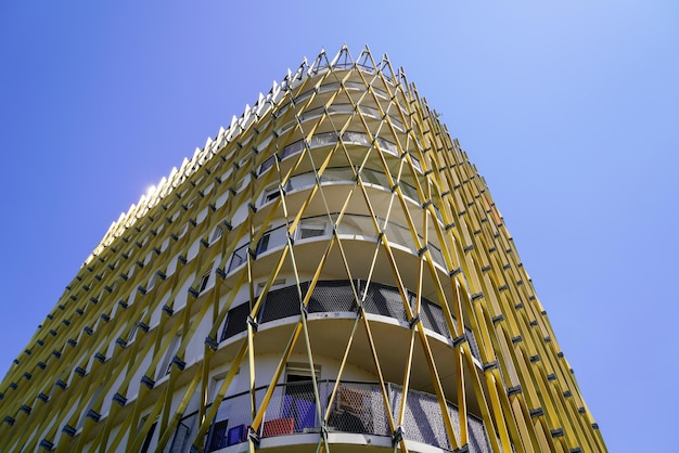 Façade blanche moderne construisant un nouveau balcon en bois dans le ciel bleu