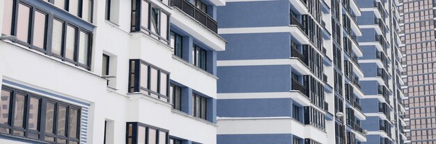 Façade bleue de la nouvelle maison moderne dans le concept de construction de logements en ville