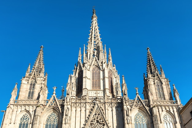 Photo façade de la cathédrale gothique de barcelone en espagne