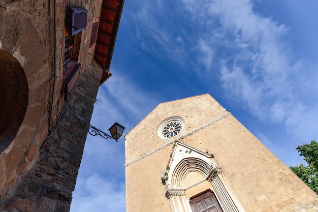 La façade de la cathédrale de Monticchiello Pieve dei Santi Leonardo e Cristoforo Toscane Italie