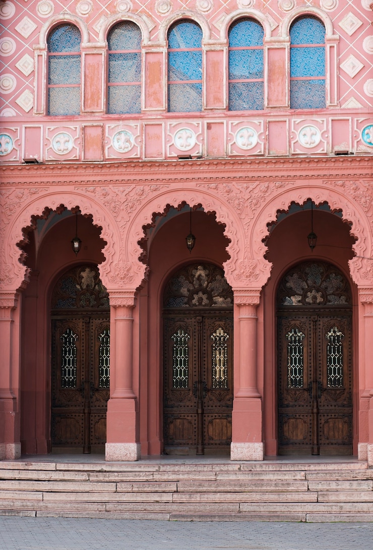 Photo façade de cathédrale avec moulures et portes forgées à oujgorod