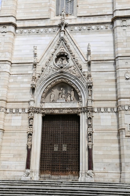 Façade de la cathédrale de Naples à Naples Italie