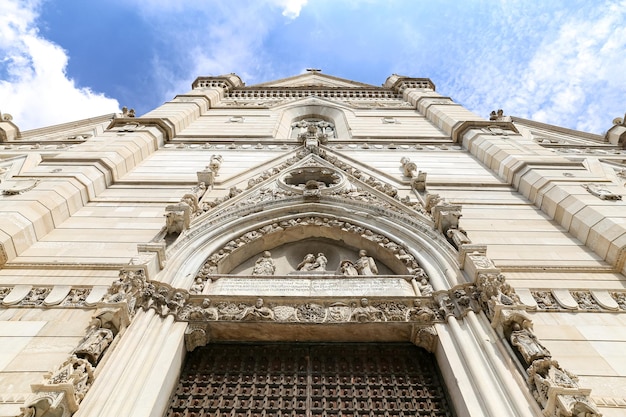 Façade de la cathédrale de Naples à Naples Italie