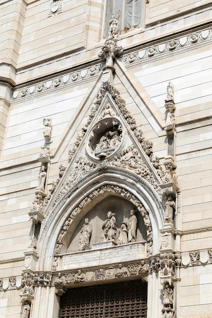 Façade de la cathédrale de Naples à Naples Italie