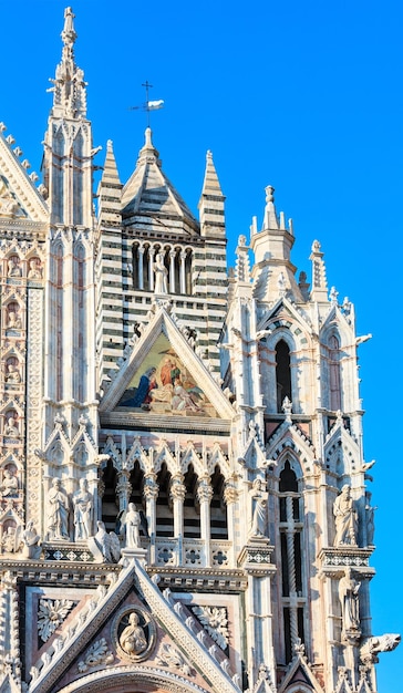 Façade de la cathédrale de Sienne Toscane Italie