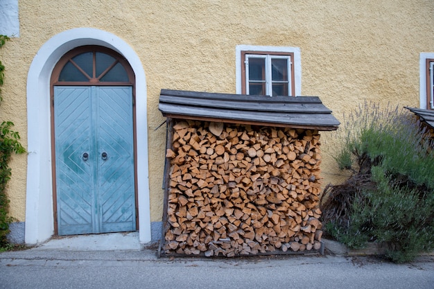 Façade sur le châssis de la fenêtre d'une vieille maison en bois d'une maison en bois de chauffage