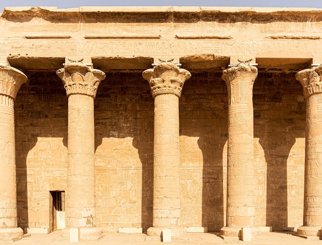 Façade et colonnes du temple d'edfou en egypte
