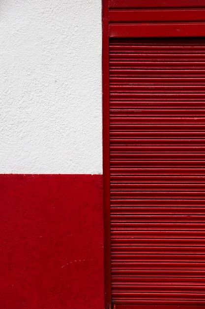 Façade colorée rouge et blanche