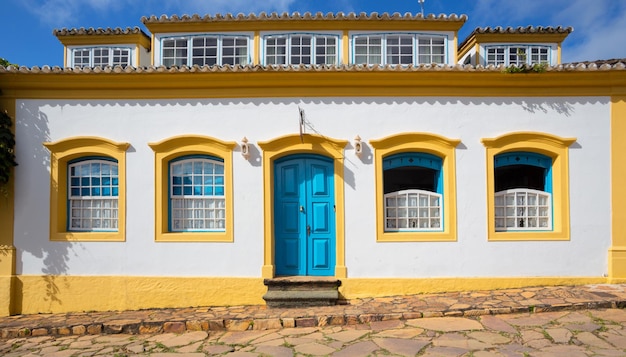 Façade de couleur vive de maison au Parati Brésil