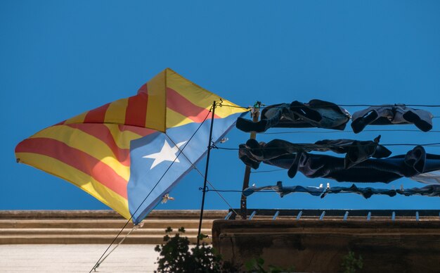 Façade avec drapeau de la Catalogne à l'appui de l'indépendance .