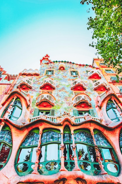 Façade du bâtiment Casa Batllo à Barcelone en Espagne. On l'appelle aussi House of Bones. Il a été conçu par Antoni Gaudi, architecte espagnol.