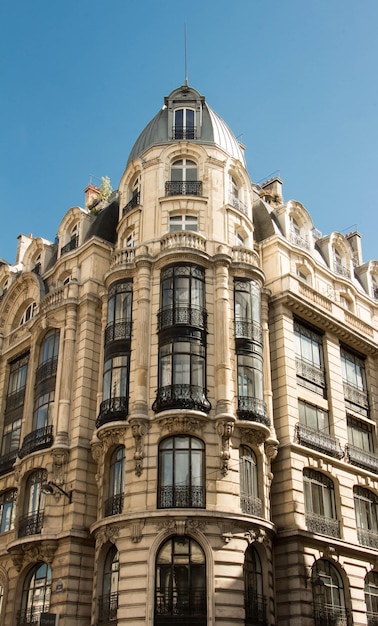 La façade du bâtiment français typique Paris France