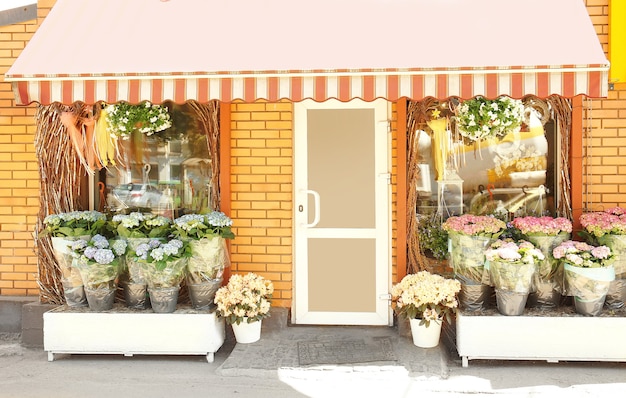 Photo façade du beau magasin de fleurs aux beaux jours