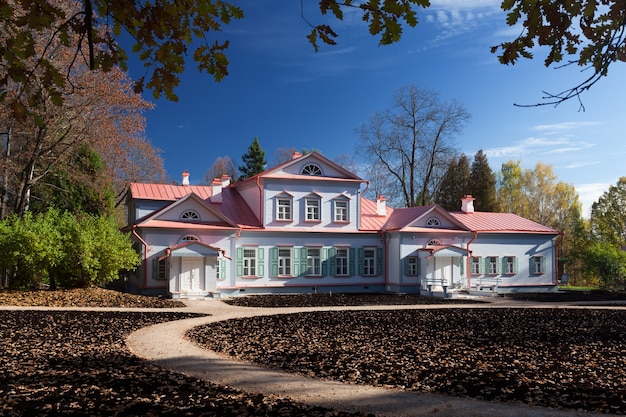 Façade du manoir dans estate Abramtsevo, oblast de Moscou, Russie.